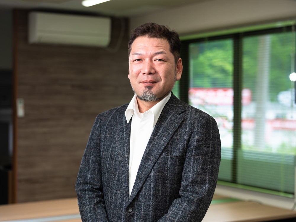 代表取締役社長　岡田 朋